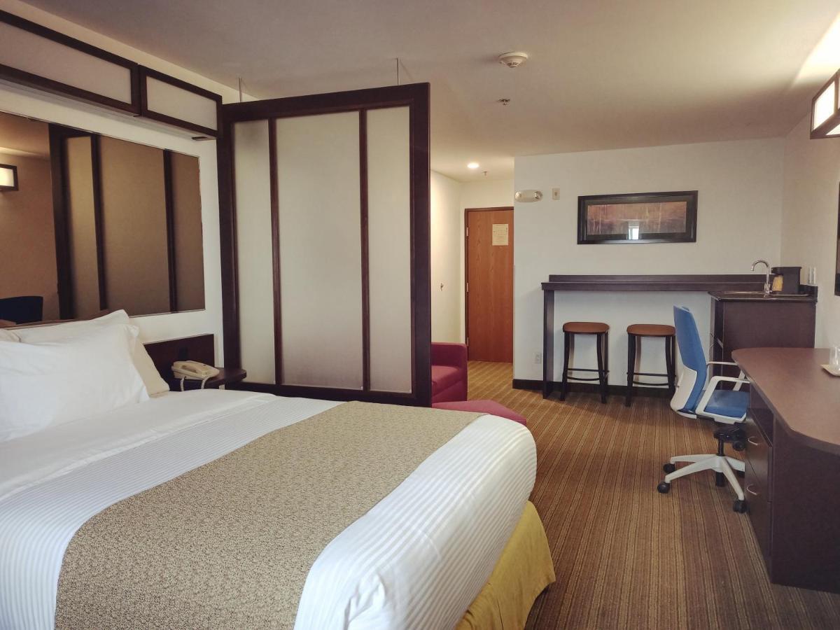 Microtel Inn And Suites By Wyndham Toluca Exterior photo