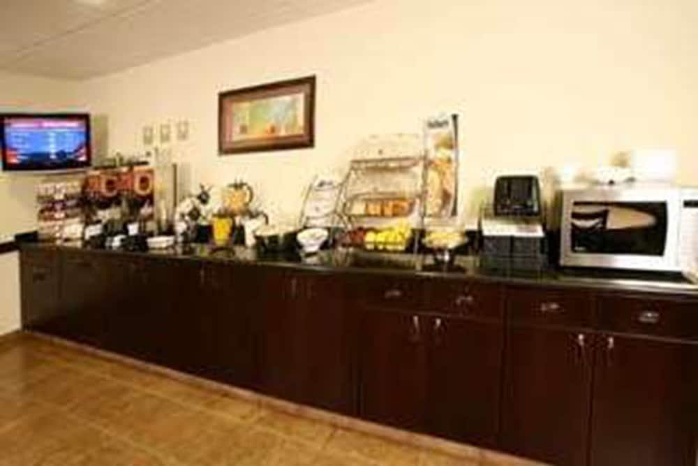 Microtel Inn And Suites By Wyndham Toluca Exterior photo