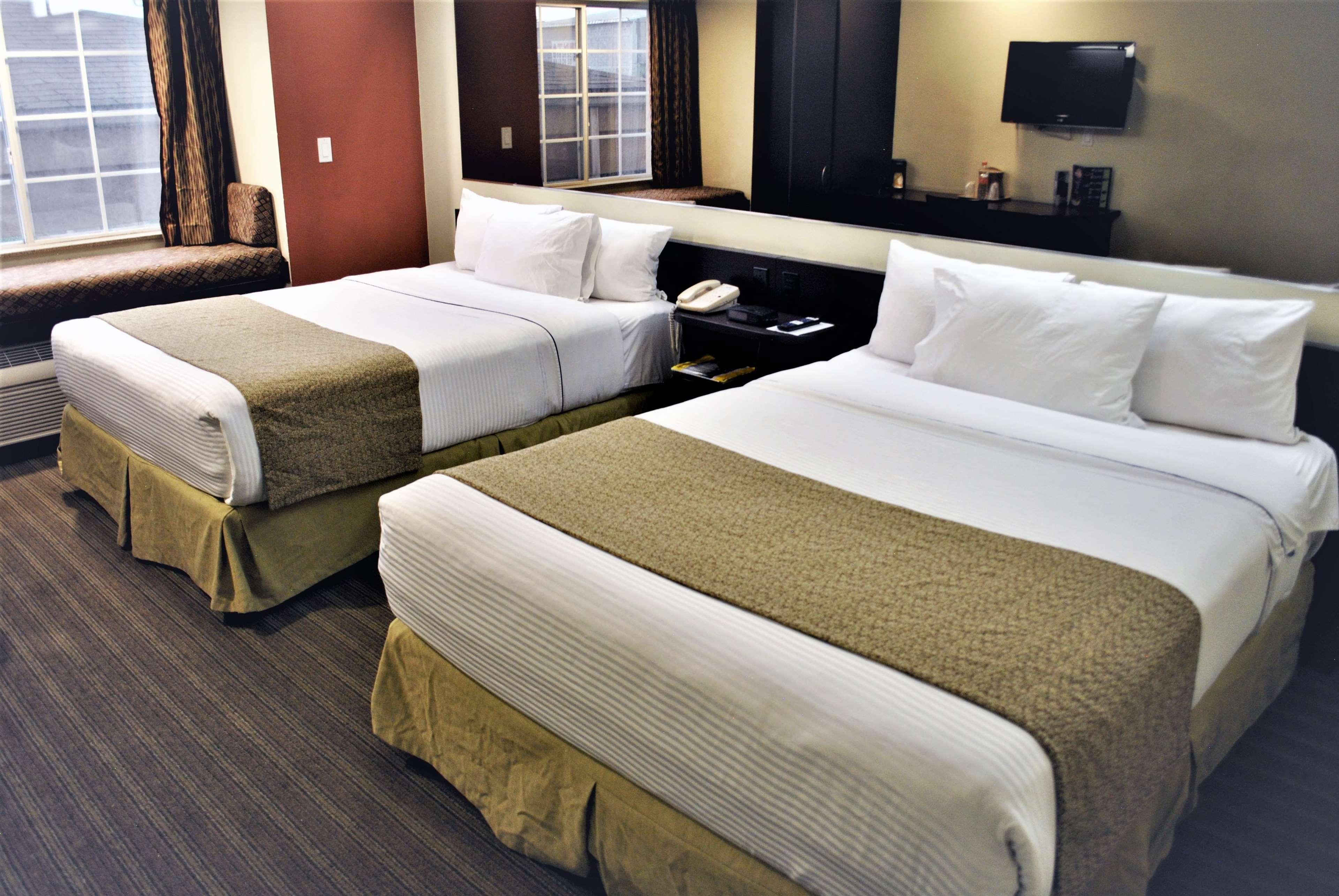 Microtel Inn And Suites By Wyndham Toluca Exterior photo