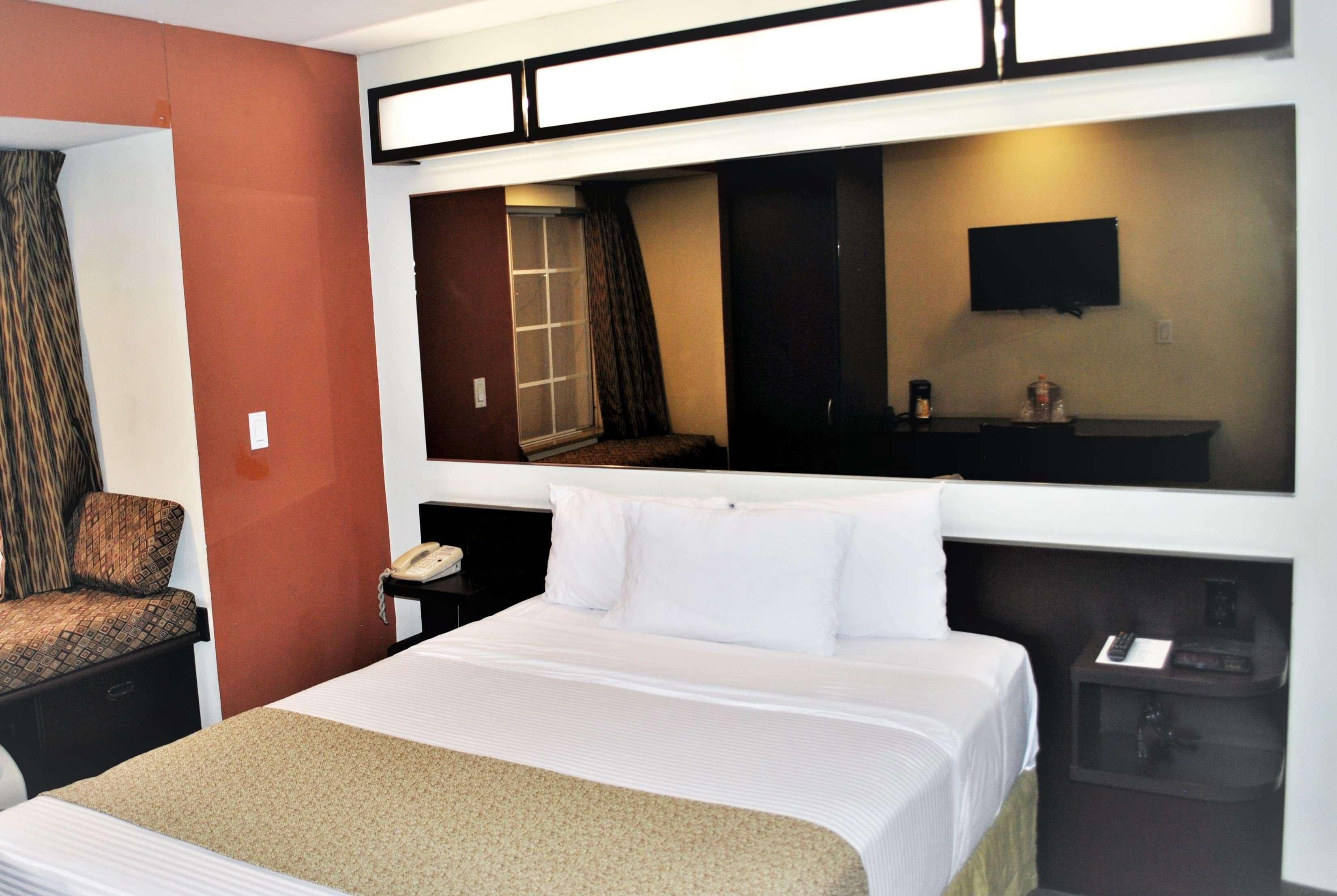 Microtel Inn And Suites By Wyndham Toluca Exterior photo