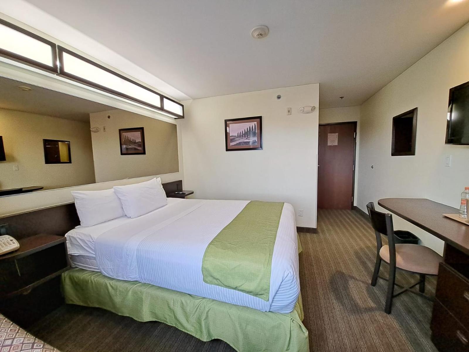 Microtel Inn And Suites By Wyndham Toluca Exterior photo